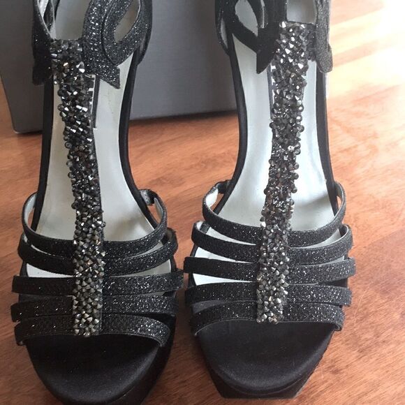 NWT Vera Wang White caged black heels with T-strap - Picture 4 of 11